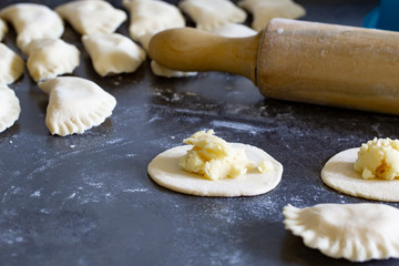 Vorbereitung auf Knödel mit Kartoffeln auf grauem hintergrund