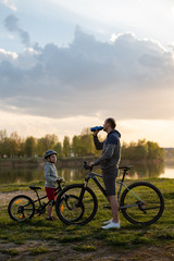 Obraz premium Family bike ride at sunrise