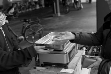 Hände beim bezahlen am Markt