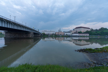Fototapeta na wymiar Linz Donauufer mit Schlossmuseum und Nibelungenbrücke