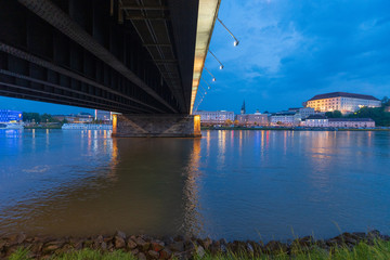 Linz Donauufer Nibelungenbrücke