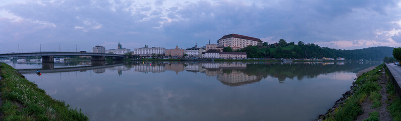 Fototapeta na wymiar Linz Donauufer Panorama