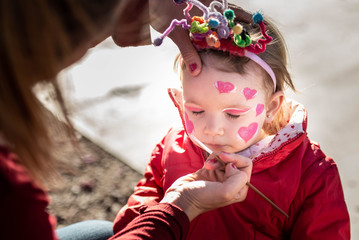 Niña espejo maquillaje jugar plaza