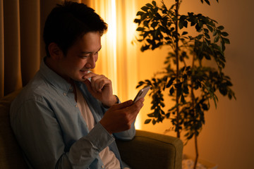 スマートフォンでコンテンツを見る男