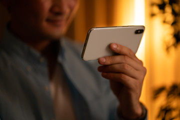 スマートフォンでコンテンツを見る男