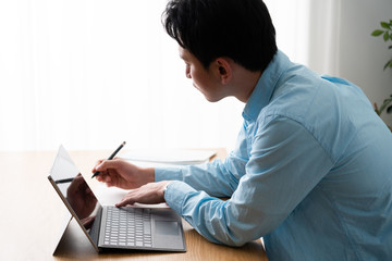 オンライン授業を受ける男