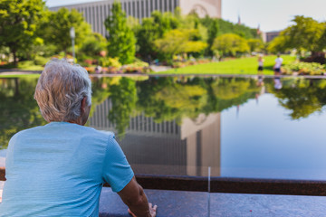 Fototapeta premium woman reflection park