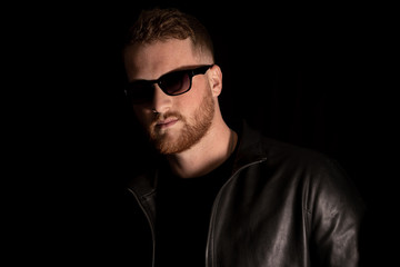 Obraz premium Cool guy is wearing sunglasses and a leather jacket