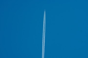 airplane in the sky leaving a contrail 