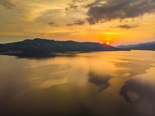 Obraz premium Silhouette lake sunset with colourful sky cloud