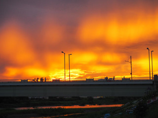 Fototapeta na wymiar 不思議な雲と街の夕焼け
