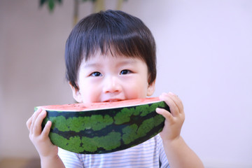 スイカを食べる男の子