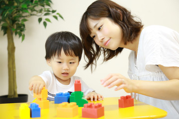 Obraz na płótnie Canvas ブロックで遊ぶ親子