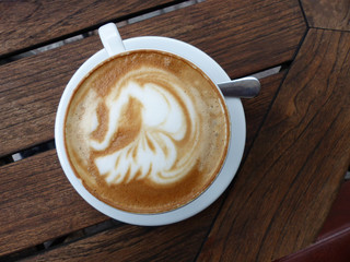 Cappuccino mit Creme auf einem Tisch