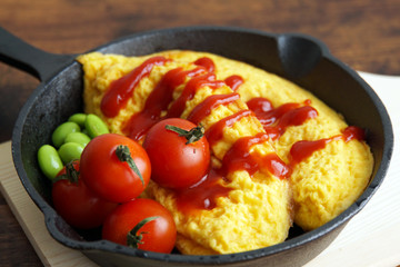 トマトケチャップと手作りオムレツ