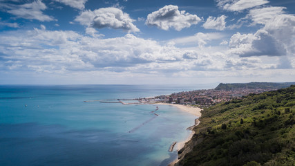 Italia, maggio 2019 - vista panoramica della citta di pesaro e della falesia a picco sul mare del parco san bartolo 