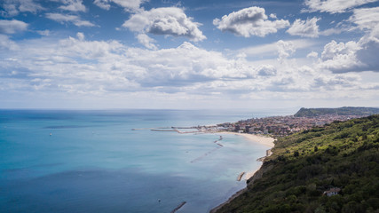 Fototapeta na wymiar Italia, maggio 2019 - vista panoramica della citta di pesaro e della falesia a picco sul mare del parco san bartolo