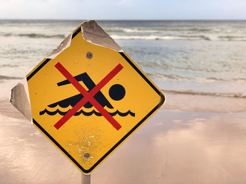 Signe baignade interdite devant la mer