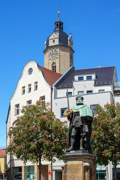 Denkmal Hanfried vor Stadtkirche und Kastanienbaum