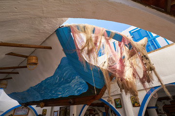 Łódka w środku restauracji w stylu greckim