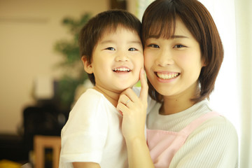 笑顔の男の子と保育士イメージ