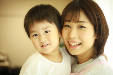 笑顔の男の子と保育士イメージ