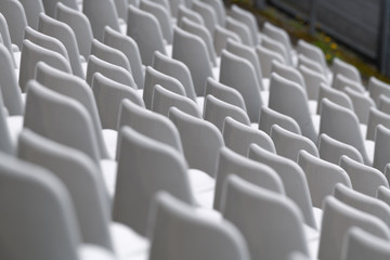 Naklejka premium Weiße Stuhlreihen einer Zuschauertribüne