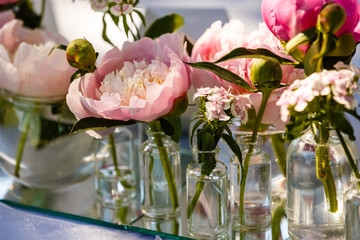 Festive table decor with white and pink flowers