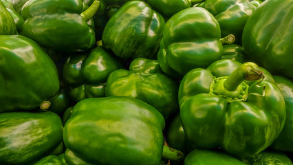 Plakat a tray of green pepper (green capsicum) found in a market