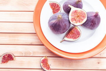 sliced figs in an orange bowl