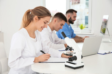 Obraz premium Medical students working in modern scientific laboratory