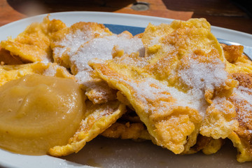Kaiserschmarrn mit Apfelmus 