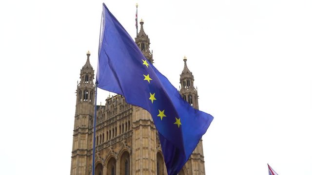 Europ&auml;ische Flagge weht vor dem Palace of Westminster