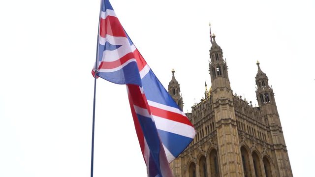 Britische Flagge weht vor dem Palace of Westminster