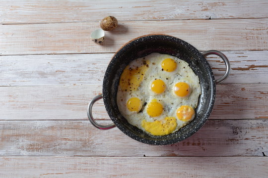 Premium Photo  Fried quail eggs in a castiron small skillet