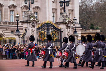 Queens Guard patrolieren vor dem Buckingham Palace