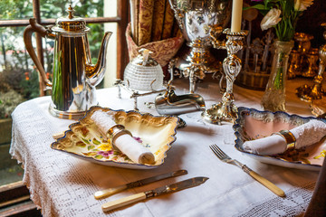 Gedeckter Tisch mit antikem Geschirr