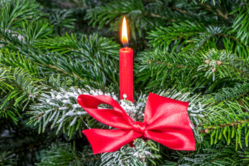 Tannenzweig mit einer Kerze