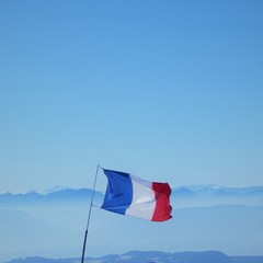 drapeau fran&ccedil;ais dans les alpes