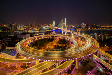 Luchtfoto van Nanpu Bridge, Shanghai Downtown, China. Financieel district en zakencentra in slimme stad in Azië. Bovenaanzicht van wolkenkrabber en hoogbouw & 39 s nachts.