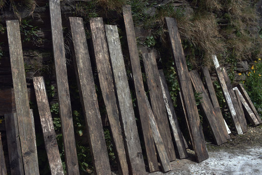 Tablas de madera sobre una pared de piedra, tablas para trabajar