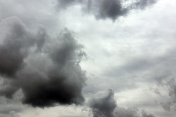 Obraz premium 今にも雨が降ってきそうな雲の風景