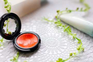 化粧品のファンデーションとチーク