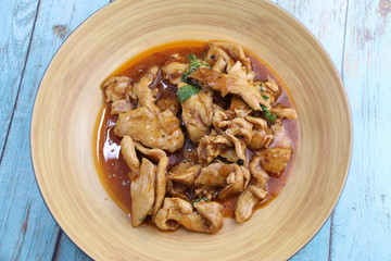 Poulet citronnelle dans un bol en bambou