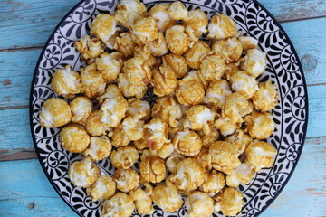 Pop-corn sur une assiette