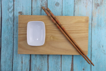 Plateau à sushi, baguettes et pot à sauce