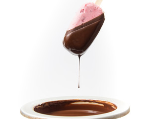 Helado con baño de chocolate