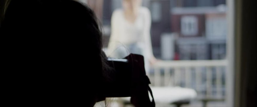 H&uuml;bsche junge Frau bei einem Fotoshooting