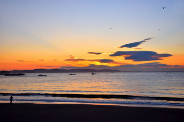 Fototapeta na wymiar 江の島東浜の朝焼けと漁船