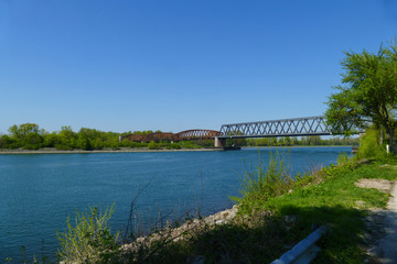 Fototapeta na wymiar Alte Stahlfachwerk Brücke von Winterdorf über den Rhein nach Frankreich